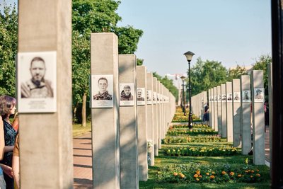 У Деснянському районі Києва відкрили Алею Героїв: чому родичі загиблих обурені новим меморіалом і що каже адміністрація