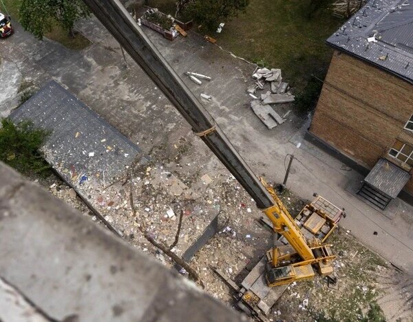 Рятувальники закінчили розбирати завали в київській багатоповерхівці, кількість загиблих знову збільшилася