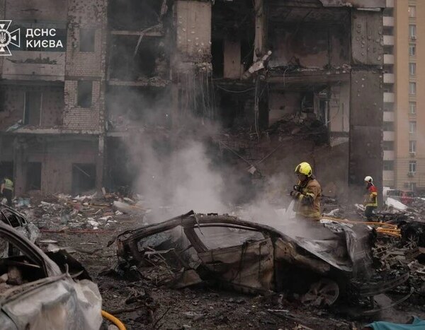 Рятувальники показали знімки наслідків значної атаки на Київ