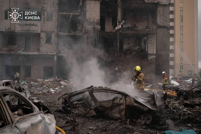 Головна 10 Рятувальники показали знімки наслідків значної атаки на Київ