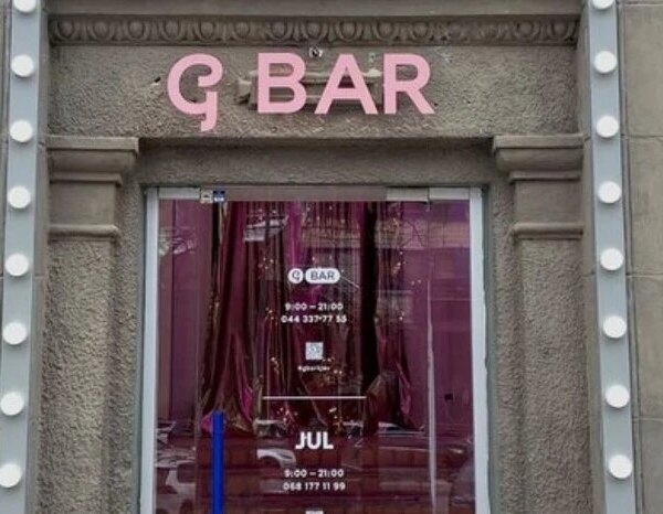 Під салон краси G×Bar у Києві невідомі особи підкинули свинячі голови та нутрощі: як відреагувала поліція