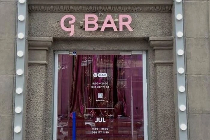 Невідомі підкинули свинячі голови та нутрощі до салону G×Bar у Києві: реакція правоохоронців