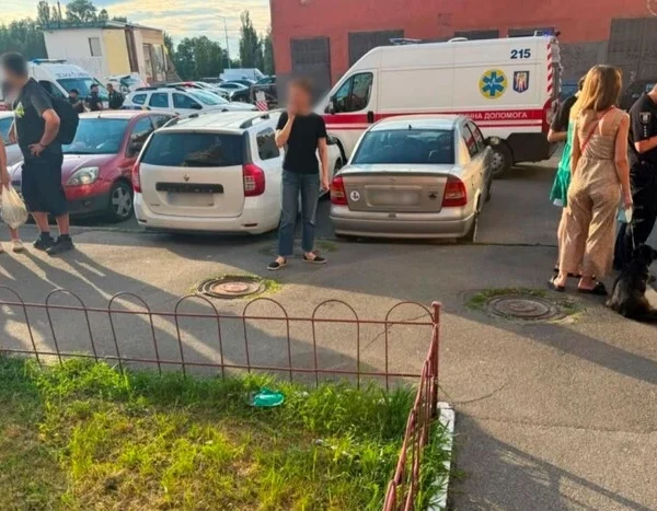 У столиці 19-річний хлопець завдав ножових поранень трьом особам: підозрюваному світить до п’ятнадцяти років ув’язнення.