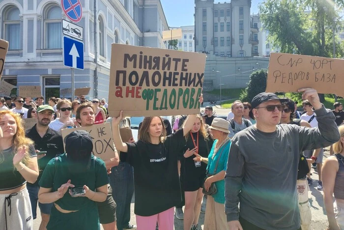 «Поверніть Федорова»: молодь Києва виступає проти відсторонення міністра 14 «Поверніть Федорова»: молодь Києва виступає проти відсторонення міністра 6
