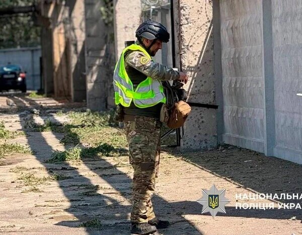 У столиці, в одному з районів, знайдені фрагменти ракети, які містять невибухлі суббоєприпаси (з фотографіями).