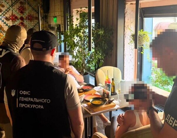 Обіцяв “налагодити” питання в суді за $14 тисяч: у Києві взяли під варту юриста