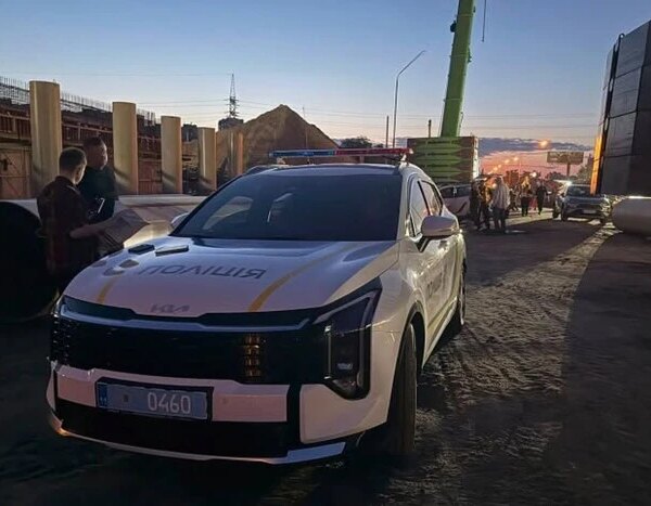 Київські спецпризначенці затримали чоловіка, який погрожував касирам ножем на автозаправній станції.