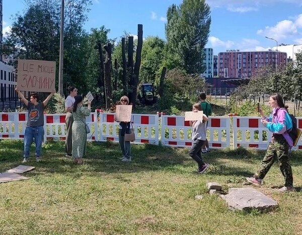 Знесення паркової зони для будівництва тепломережі: мешканці Теремків у Києві виступають проти спилювання 600 дерев
