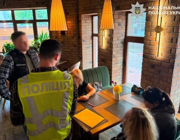 За хабарі працевлаштовували на посади: у столиці виявлено двох працівниць сфери освіти