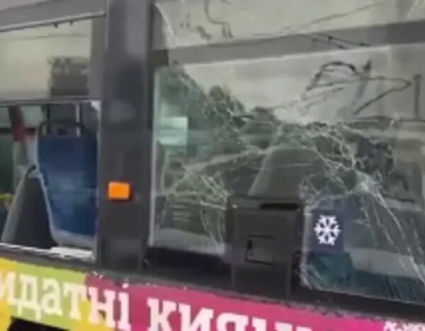 Рух громадського транспорту в столиці України зазнав корективів через російську атаку.