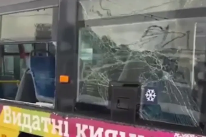 Рух громадського транспорту в столиці України зазнав корективів через російську атаку. 13