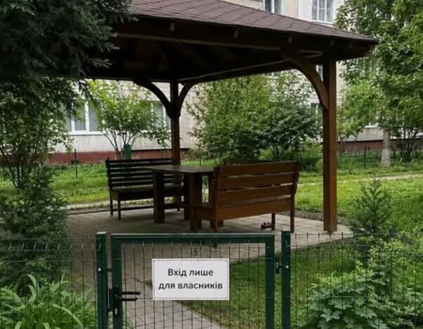 «Доступ тільки для власників»: альтанка, зачинена на замок у київському дворі, викликала обурення в мережі