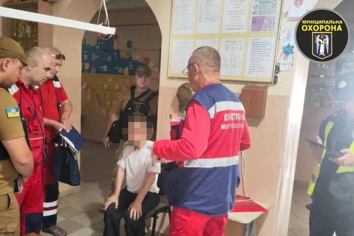 У київському ліцеї затримано чоловіка з ножем: деталі інциденту