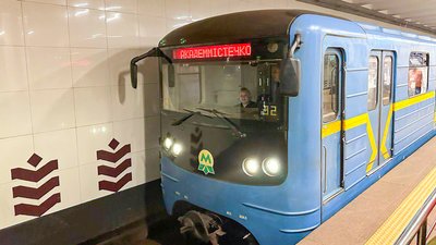 Головна 8 У Київській міській державній адміністрації пояснили, чому потяги не залишаються на станціях…