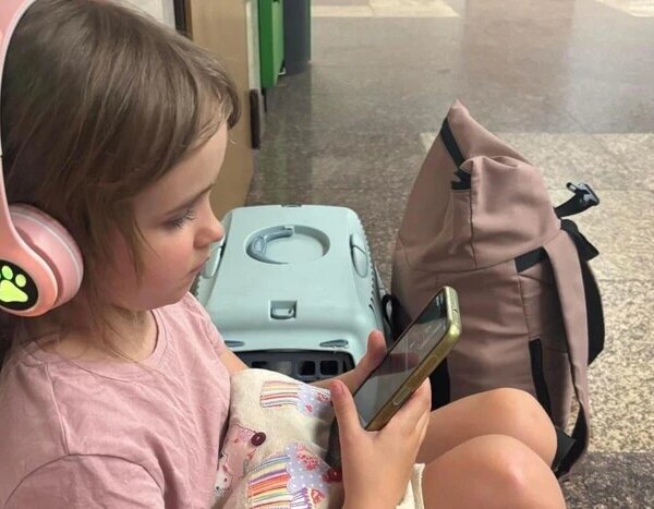 Киянка, якій виповнилося сім років, відсвяткувала день народження у метрополітені під час нападу на Київ (відео)
