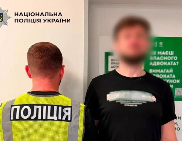 У Києві затримали мешканця Дніпра, який поранив ножем сусіда в готелі.