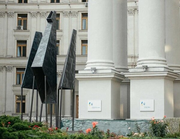 Вогняну скульптуру зі США розмістили в Києві (фото)
