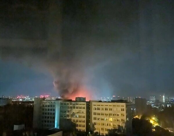 Рятувальні служби витягують людей з вогню: Державна служба з надзвичайних ситуацій демонструє наслідки руйнувань у Києві (фотографії)