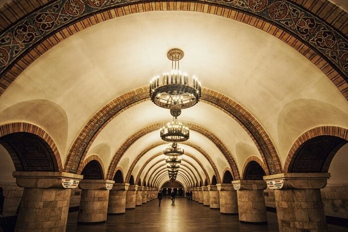 Чому поїзди метро не «ночують» на платформах під час тривог: пояснення КМДА