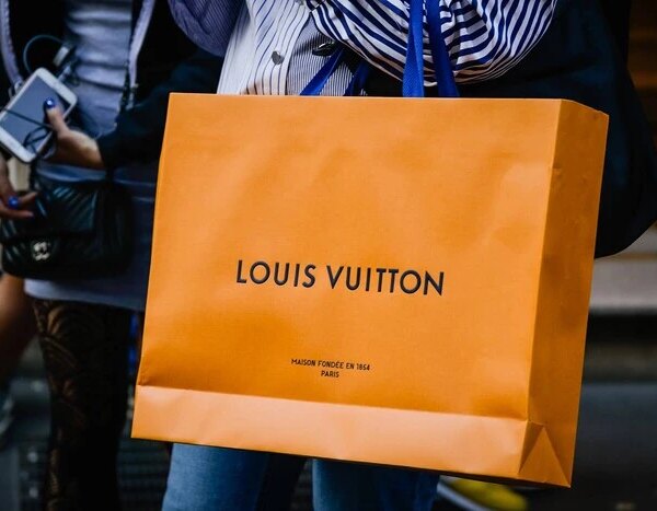 Юрист з сумкою Louis Vuitton напав на жінку з Києва. Рішення суду
