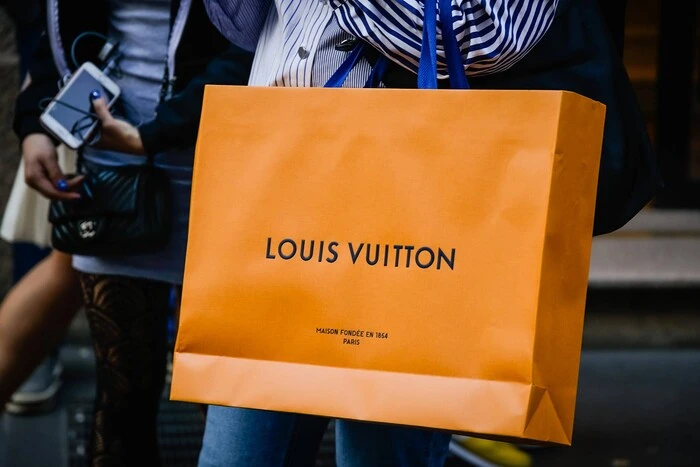 Адвокат пакетом бренду Louis Vuitton побив киянку. Що вирішив суд