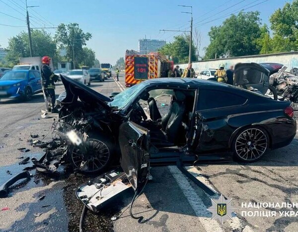 П’ять розбитих автомобілів, є загиблий та травмовані: з’явилися подробиці аварії на Виговського (відео)