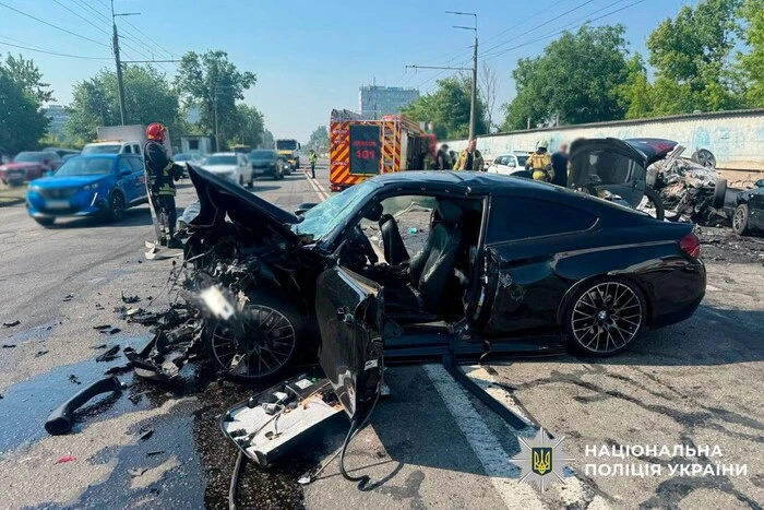 П'ять розбитих автомобілів, є загиблий та травмовані: з'явилися подробиці аварії на Виговського (відео) 51 П'ять розбитих автомобілів, є загиблий та травмовані: з'явилися подробиці аварії на Виговського (відео) 32