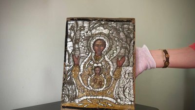 "Є особливо цінною": киянка хотіла переправити до Тайланду гаптовану срібними нитками рідкісну ікону 19 століття