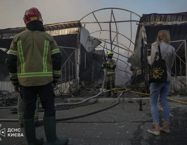 Ракета спричинила вирву, крамниці згоріли: що зараз відбувається на ринку «Почайна» після нападу