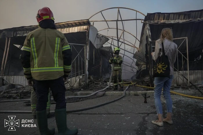 Ракета спричинила вирву, крамниці згоріли: що зараз відбувається на ринку «Почайна» після нападу 5