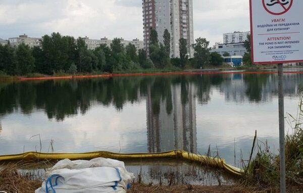 У Києві досі триває очищення Кирилівського озера та струмка Сирець від нафтопродуктів.