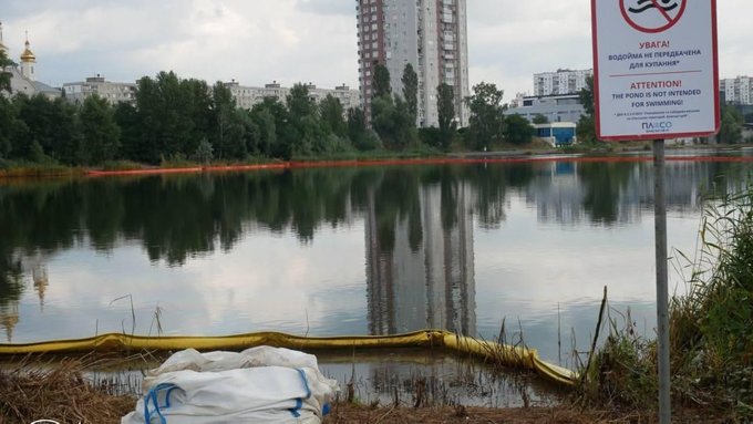У Києві досі триває очищення Кирилівського озера та струмка Сирець від нафтопродуктів. 2