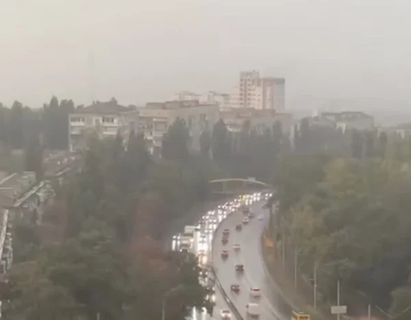 Київ залило сильними дощами після незвичайної спеки (відео)