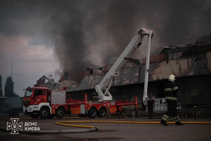 Всі пожежі після ворожої атаки на Київ локалізовано, ліквідація наслідків триває (фото)
