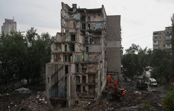 800 будинків постраждали через російську агресію: триває відновлення Дарницького району Києва