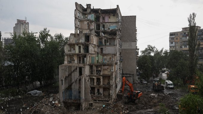 800 будинків постраждали через російську агресію: триває відновлення Дарницького району Києва 2