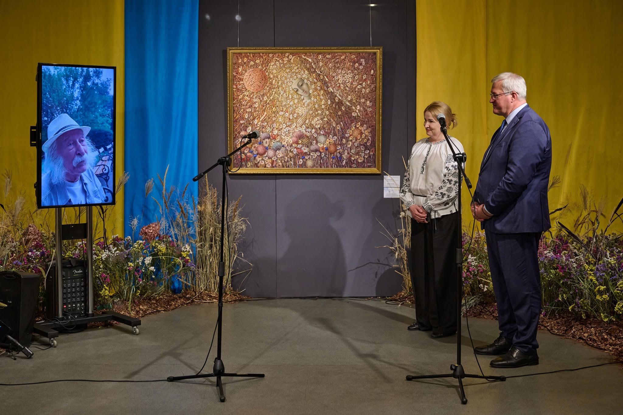 Генеральна директорка Музею Вікторія Муха та очільник МЗС України Андрій Сибіга біля картини Івана Марчука «Україна квітуча»