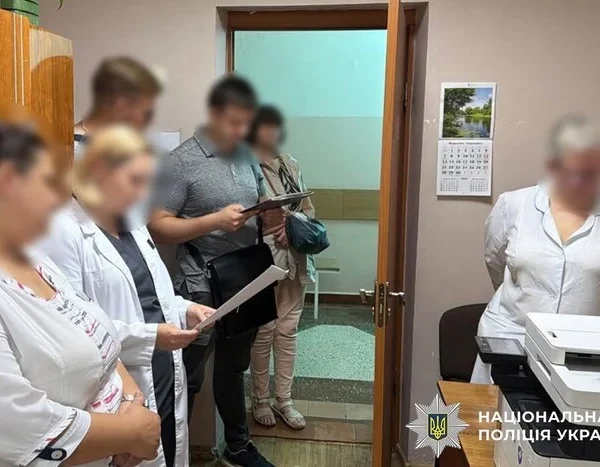 Кошти у коробках від кондитерських виробів: у Києві оголошено про підозру члену Військово-лікарської комісії та його подільникам.