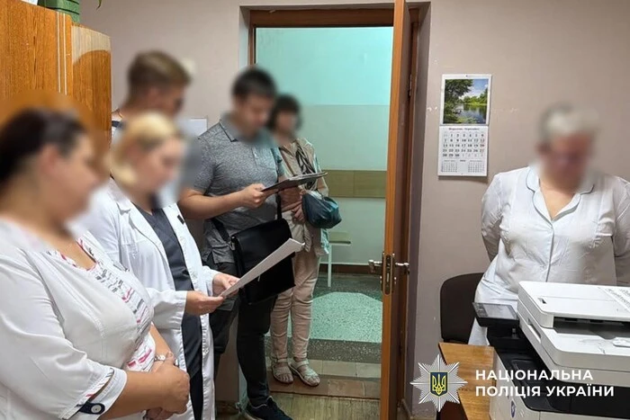 Гроші у коробках з-під тортів: у Києві повідомлено про підозру члену ВЛК та його спільникам