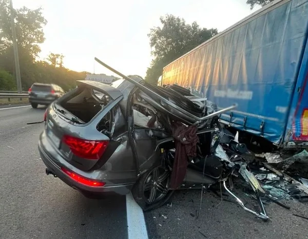 Трагічна аварія на Житомирській трасі в Києві: жертвою стала жінка і дворічна дитина.
