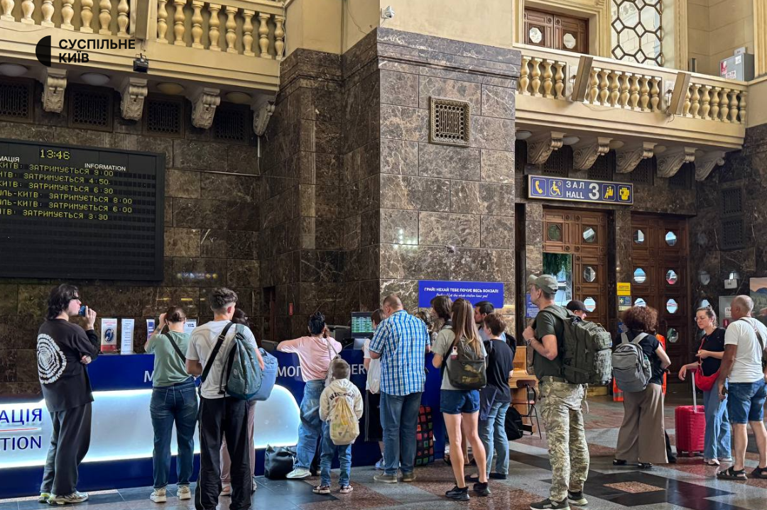 На Центральному залізничному вокзалі в Києві немає великого скупчення людей: частина потягів затримується через обстріли. 10 1