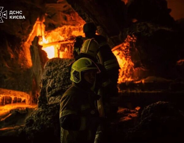 Пожежники ліквідували займання у Голосіївському районі, що сталося внаслідок чергового артобстрілу Києва.