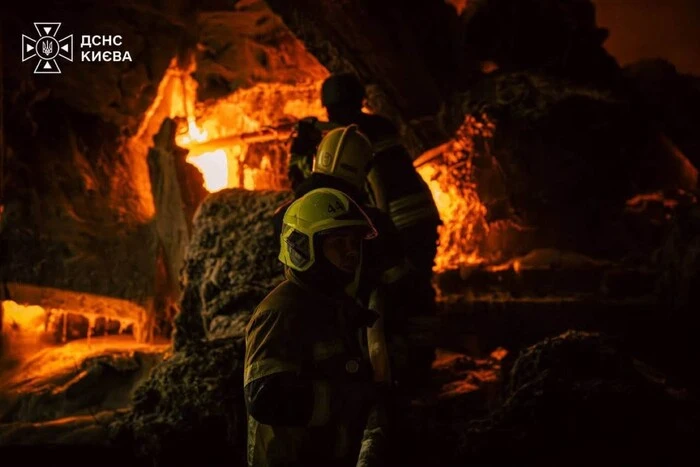Пожежники ліквідували займання у Голосіївському районі, що сталося внаслідок чергового артобстрілу Києва. 1 Пожежники ліквідували займання у Голосіївському районі, що сталося внаслідок чергового артобстрілу Києва. 1