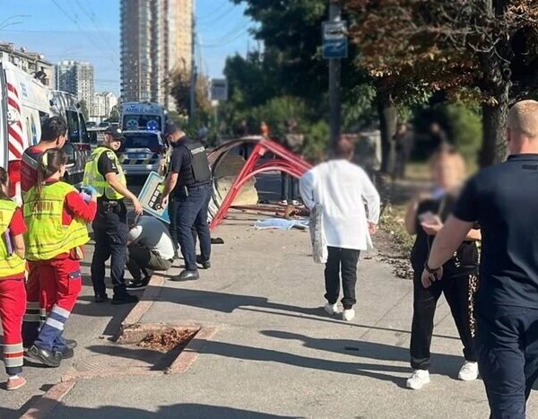 У столичному районі Солом’янка автомобіль наїхав на зупинку громадського транспорту, де перебували люди. Є жертви та постраждалі.