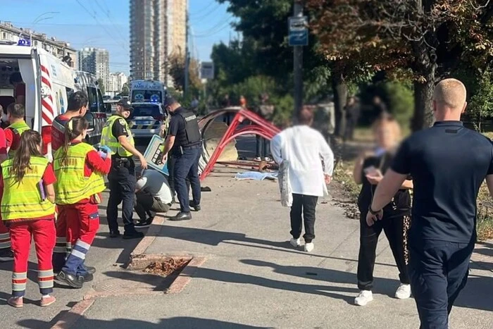 У столичному районі Солом’янка автомобіль наїхав на зупинку громадського транспорту, де перебували&hellip;