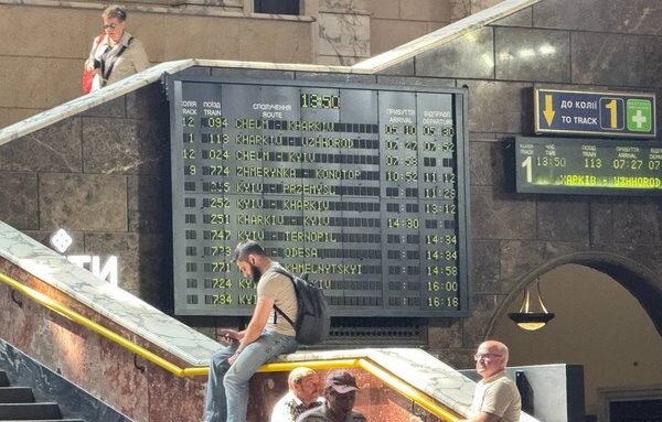 На Центральному залізничному вокзалі в Києві немає великого скупчення людей: частина потягів затримується через обстріли.
