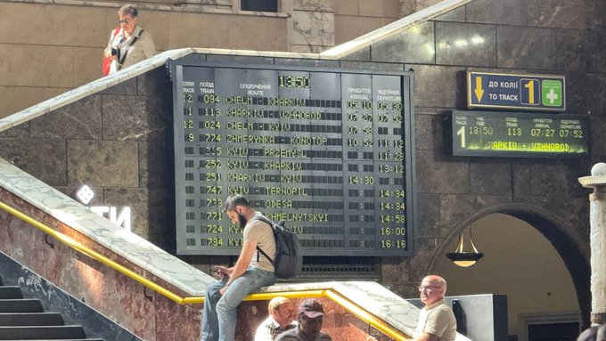 На Центральному залізничному вокзалі в Києві немає великого скупчення людей: частина потягів затримується через обстріли. 2