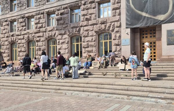 Головна 27 «Тепло — так, вирубці — ні»: протест під КМДА проти знищення дерев…