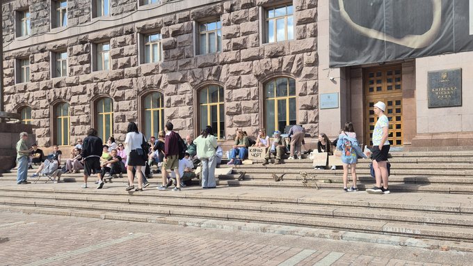 Головна 13 «Тепло — так, вирубці — ні»: протест під КМДА проти знищення дерев…