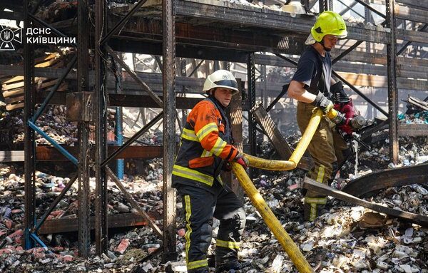На Київщині вже другий день триває боротьба з вогнем на складах, які постраждали від російської атаки 20 серпня.